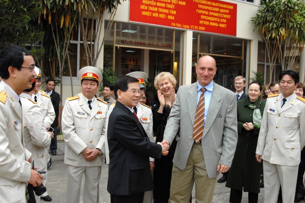 Các vị lãnh đạo nhà nước thăm Trung tâm Nhiệt đới Việt-Nga