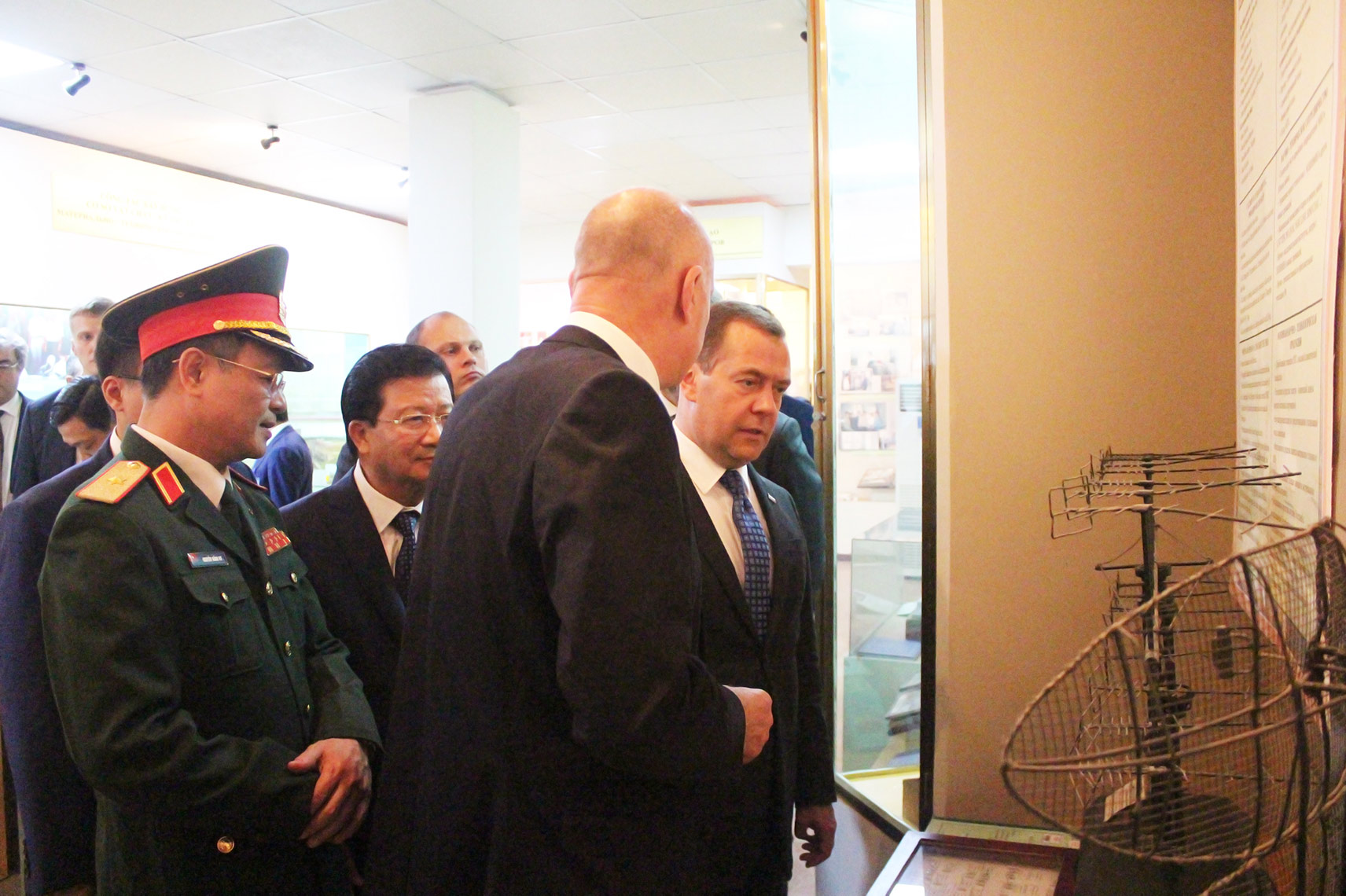 Thủ tướng D.A Medvedev thăm quan phòng truyền thống TTNĐ Việt-Nga