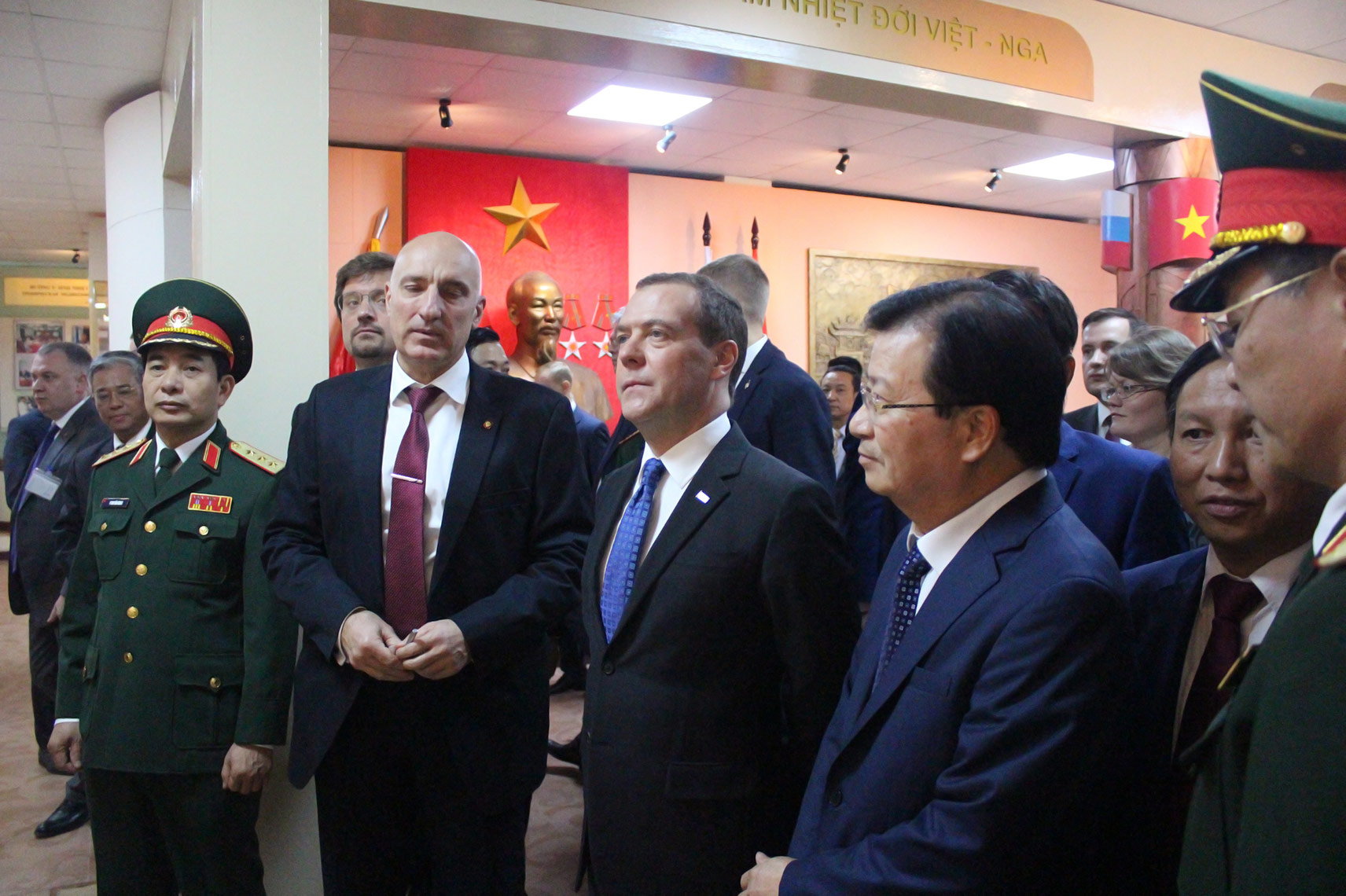 Thủ tướng D.A Medvedev thăm quan phòng truyền thống TTNĐ Việt-Nga
