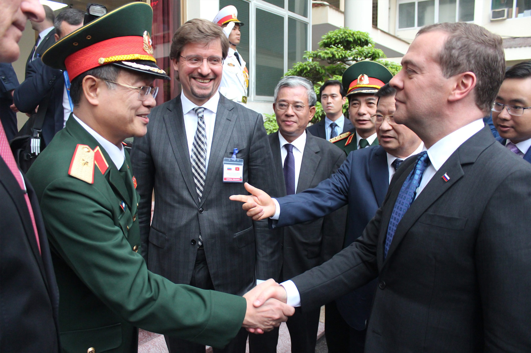  Thiếu tướng Nguyễn Hồng Dư- Tổng Giám đốc TTNĐ Việt-Nga chào Thủ tướng D.A Medvedev 