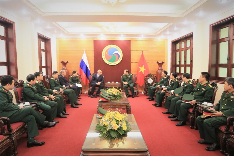 Trung tướng Phùng Sĩ Tấn, Phó Tổng tham mưu trưởng thăm, làm việc với Trung tâm Nhiệt đới Việt – Nga