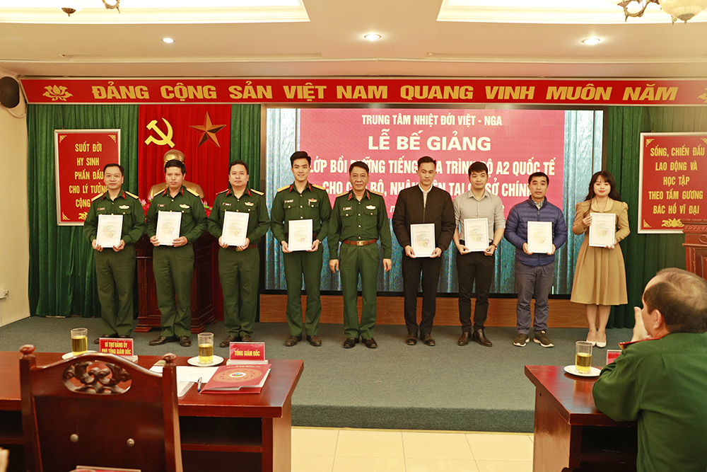 Bế giảng Lớp bồi dưỡng tiếng Nga trình độ bậc 2 quốc tế  cho cán bộ, nhân viên Trung tâm Nhiệt đới Việt - Nga
