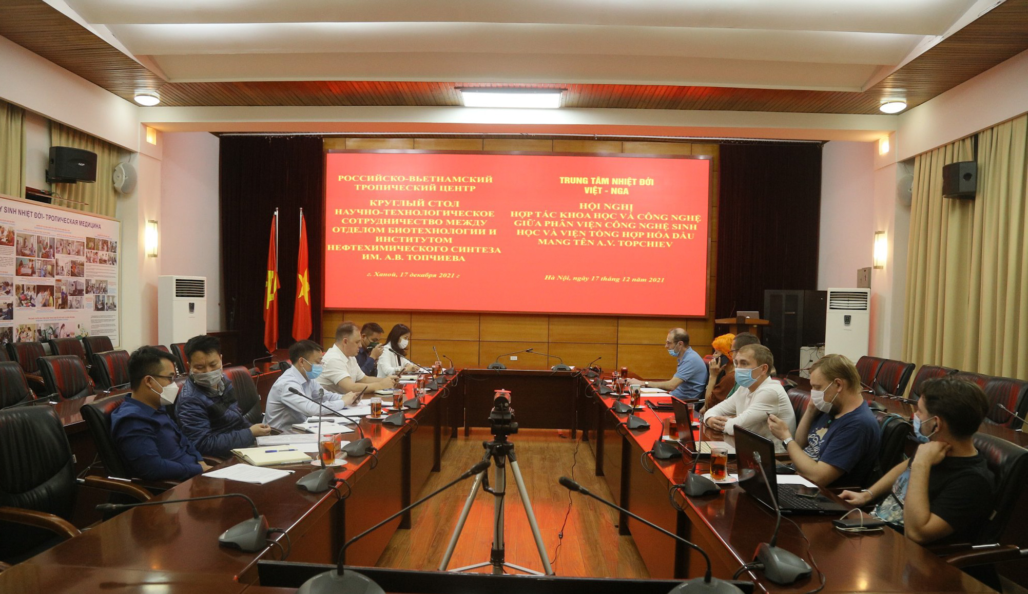Hội nghị bàn tròn hợp tác khoa học và công nghệ giữa Trung tâm Nhiệt đới Việt - Nga và Viện Tổng hợp hóa dầu mang tên A.V.Topchiev