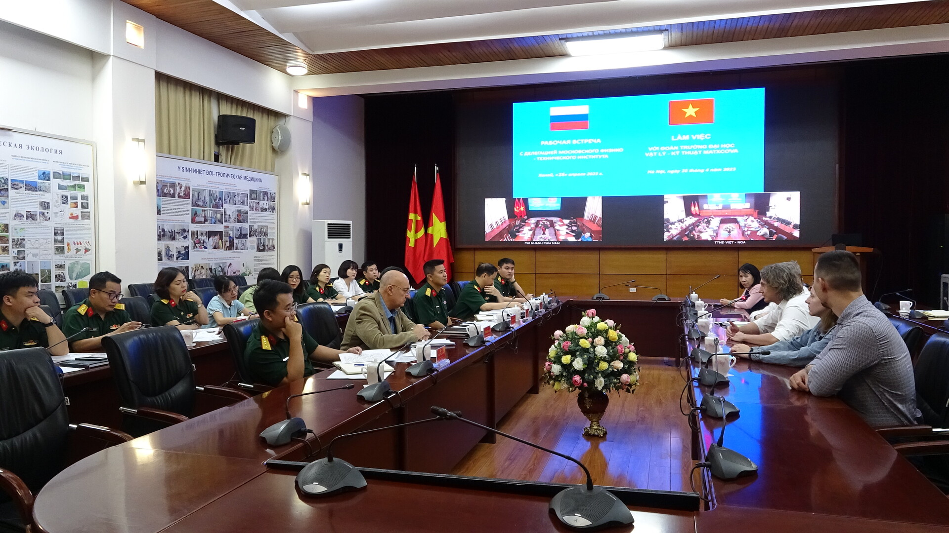 Trung tâm Nhiệt đới Việt - Nga làm việc với Đoàn Trường Đại học Vật lý - Kỹ thuật Mát-xcơ-va
