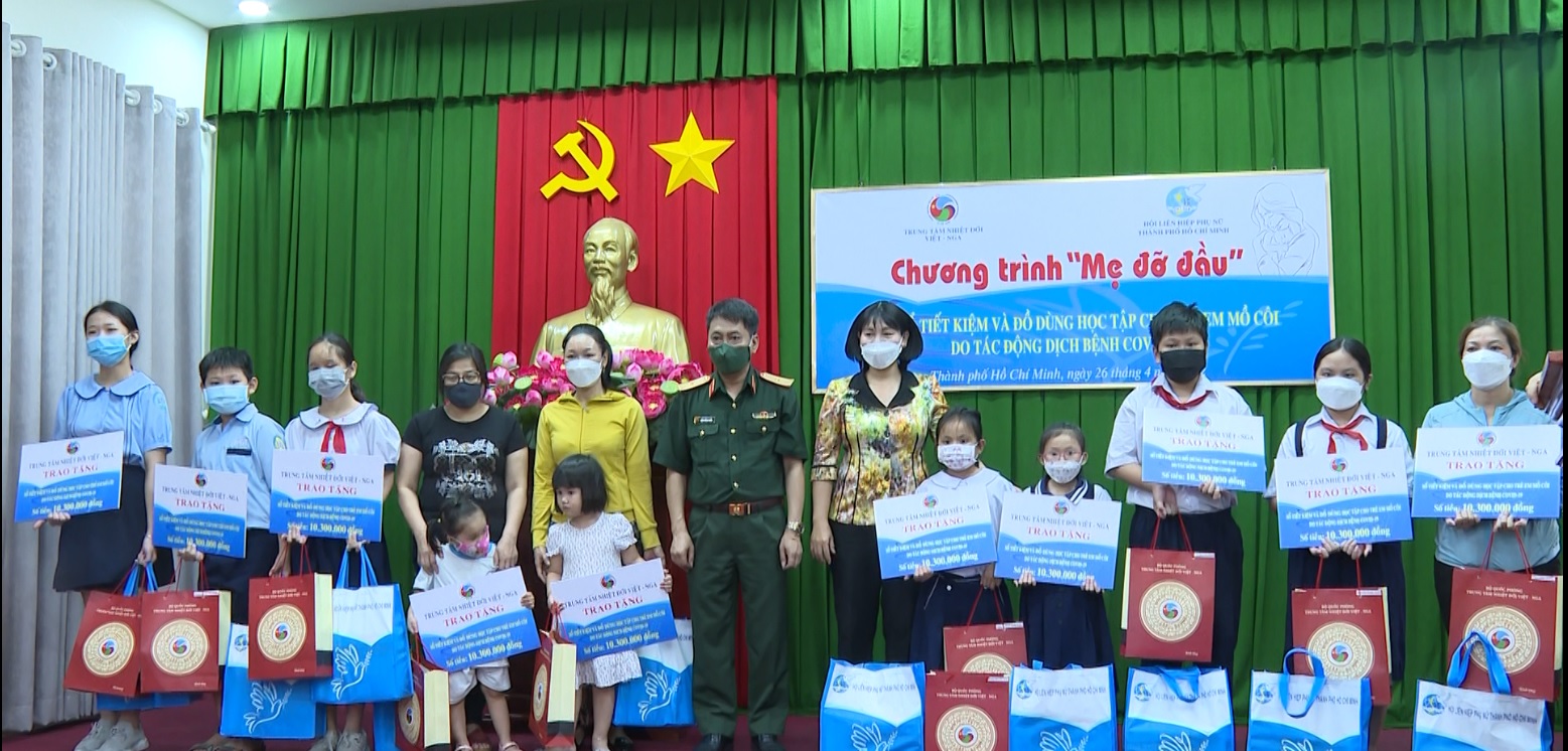 Trao sổ tiết kiệm “Mẹ đỡ đầu” tặng trẻ em mồ côi do dịch Covid-19 tại Thành phố Hồ Chí Minh