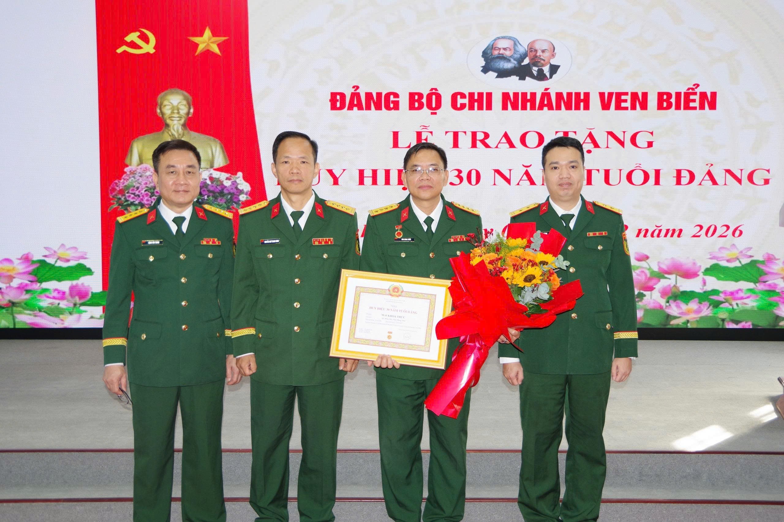 Đảng bộ Chi nhánh Ven biển trao tặng huy hiệu 30 năm tuổi Đảng cho đảng viên