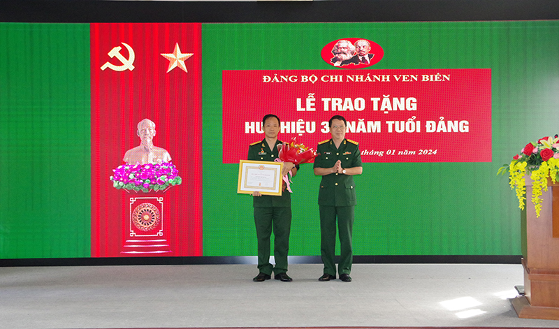 Đảng bộ Chi nhánh Ven biển trao tặng Huy hiệu 30 năm tuổi Đảng cho đảng viên