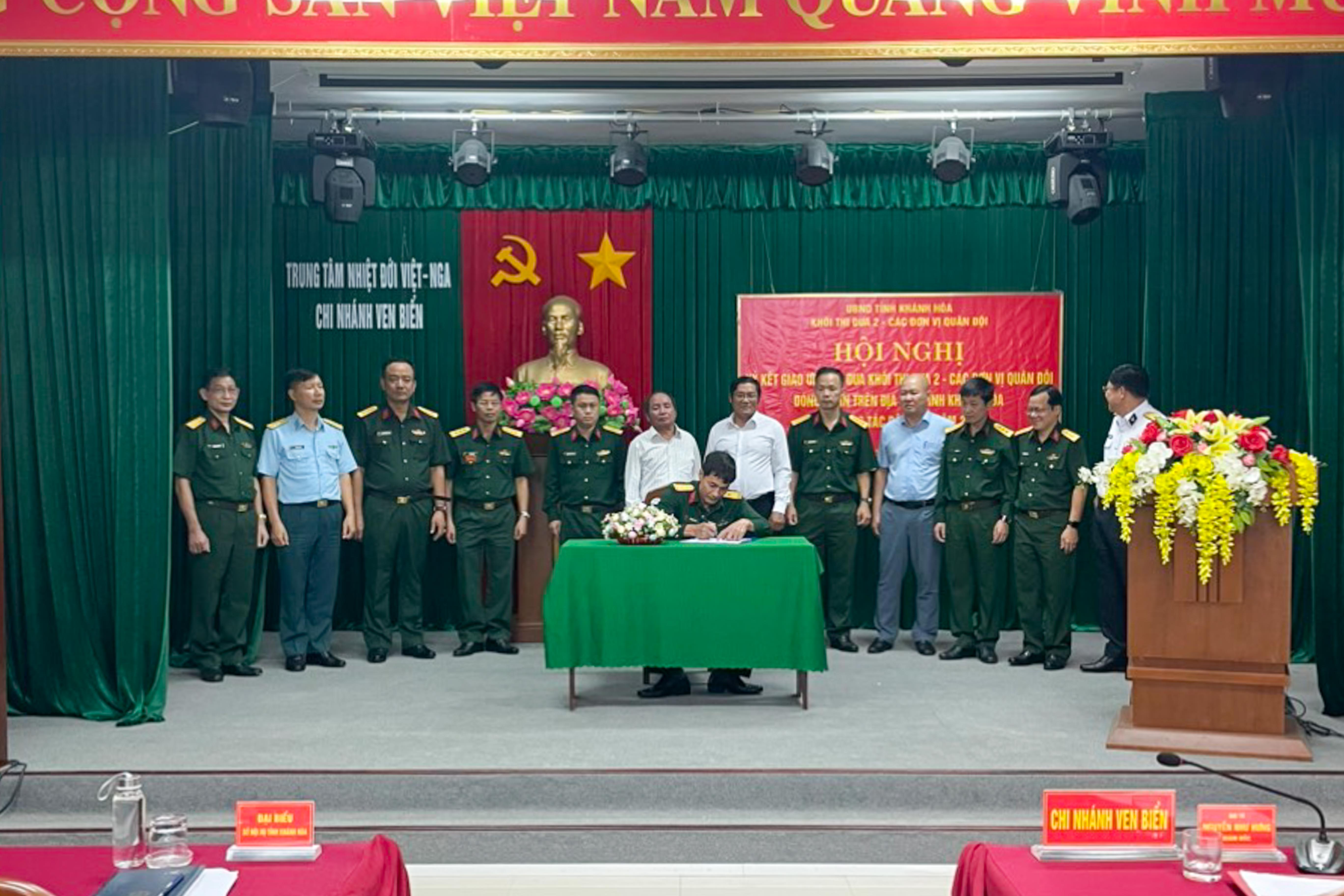 Ký kết giao ước thi đua Khối thi đua 2 các đơn vị Quân đội đóng quân trên địa bàn tỉnh Khánh Hòa làm công tác dân vận năm 2023
