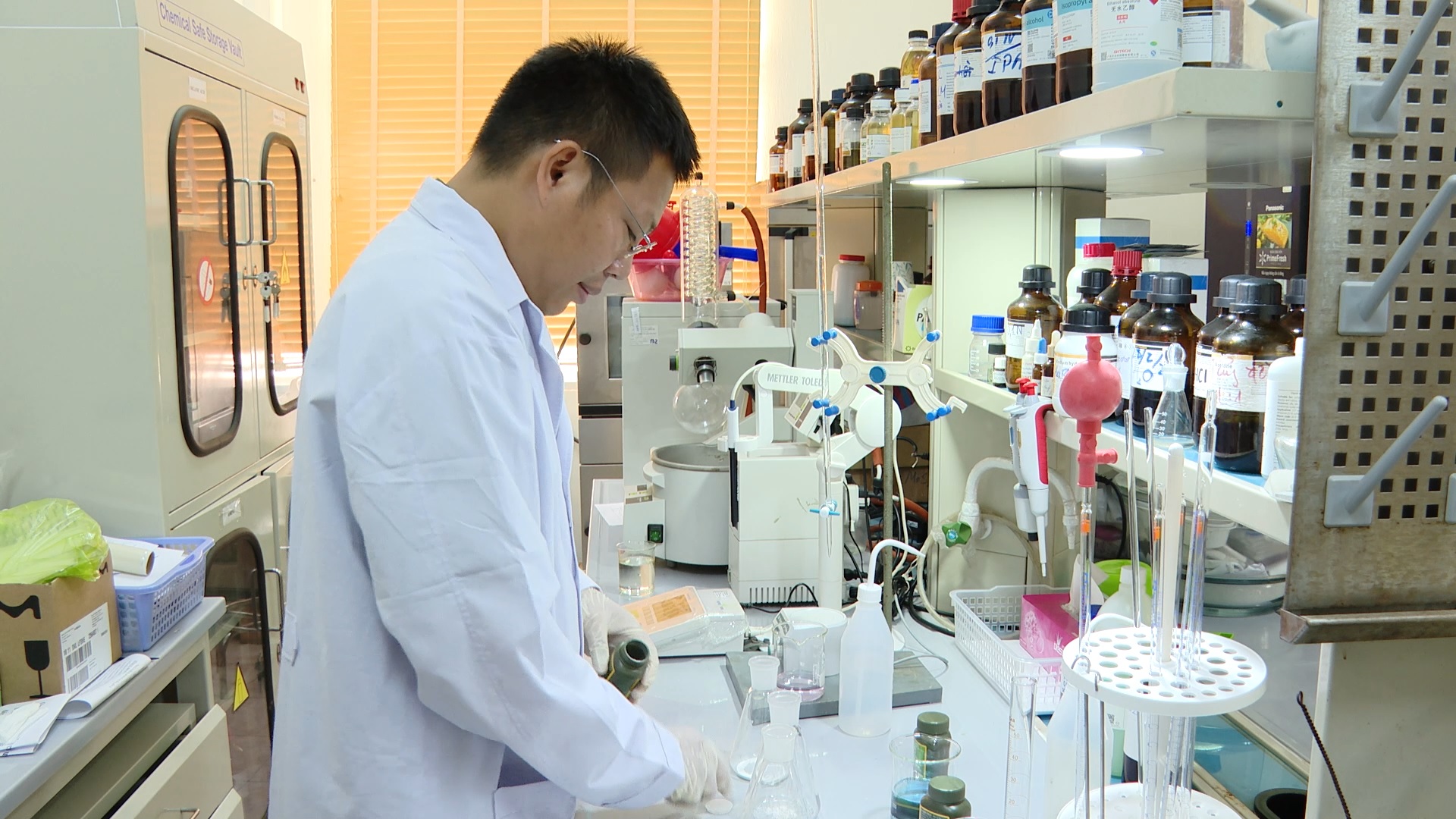 Bột khử mùi hôi chân BKM.VN sử dụng cho bộ đội