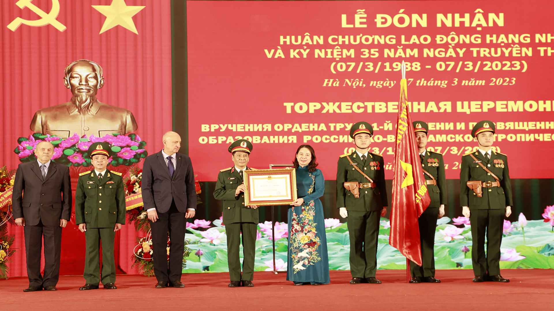 Trung tâm Nhiệt đới Việt - Nga đón nhận Huân chương Lao động hạng Nhất