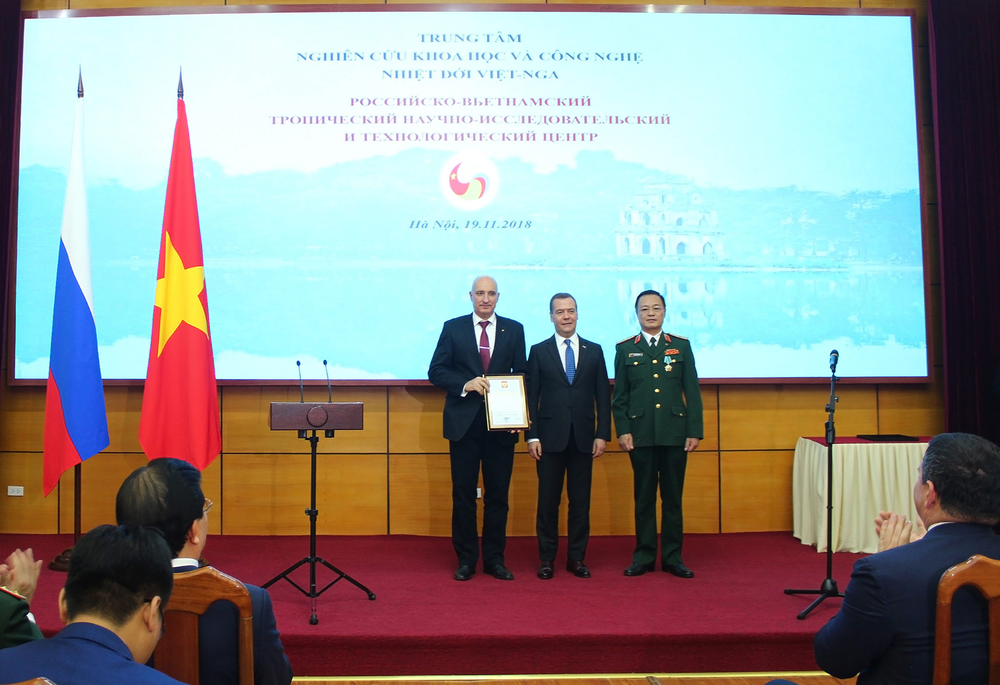 Thủ tướng D.A Medvedev trao Bằng Tri ân của Tổng thống Nga V. Putin cho tập thể cán bộ Trung tâm Nhiệt đới Việt-Nga