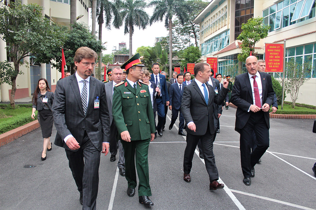 Thủ tướng D.A Medvedev thăm quan khuôn viên TTNĐ Việt-Nga