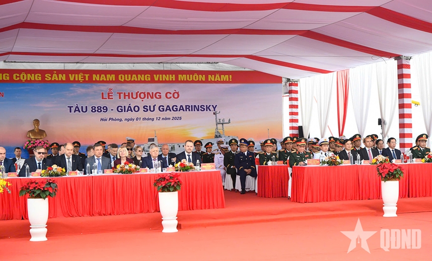 Thượng tướng Hoàng Xuân Chiến chủ trì Lễ thượng cờ trên Tàu 889-Giáo sư Gagarinsky