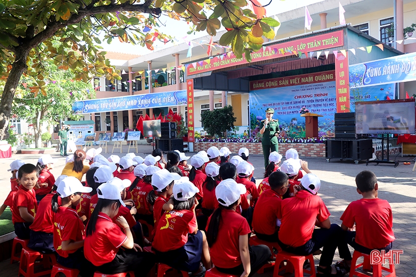 Trung tâm Nhiệt đới Việt - Nga trao tặng bộ sưu tập ảnh san hô cho các trường ven biển ở Hà Tĩnh