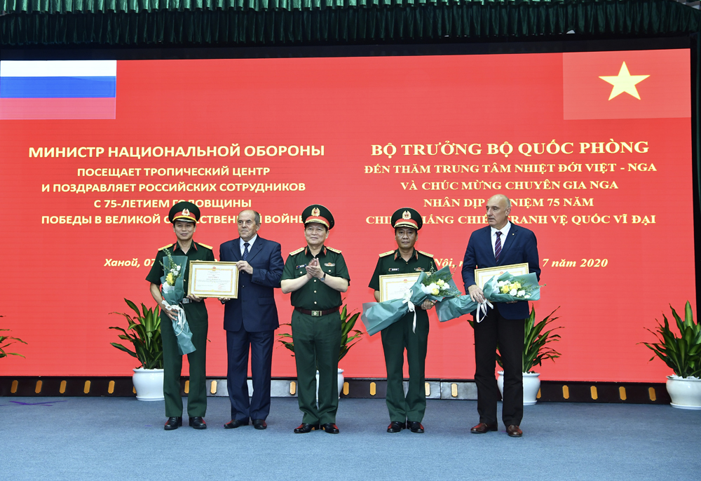 Bộ trưởng Ngô Xuân Lịch thăm và làm việc tại Trung tâm Nhiệt đới Việt-Nga