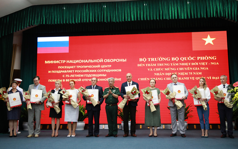 Defense Minister visits Vietnam-Russia Tropical Center