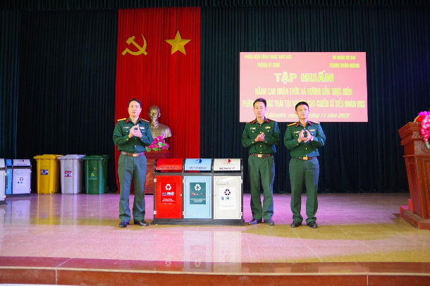 Trung tâm Nhiệt đới Việt-Nga tổ chức tập huấn nâng cao nhận thức và hướng dẫn thực hiện phân loại rác thải tại nguồn cho chiến sĩ tại Trung đoàn 246/ Sư đoàn 346/ Quân khu 1