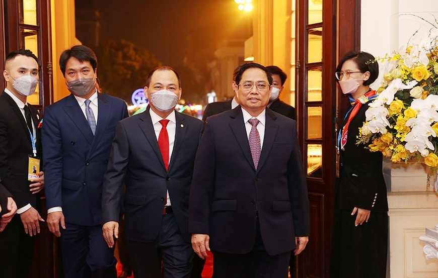 Thủ tướng Phạm Minh Chính cùng ông Phạm Nhật Vượng, Chủ tịch Tập đoàn VinGroup - người cùng phu nhân sáng lập ra Quỹ VinFuture.