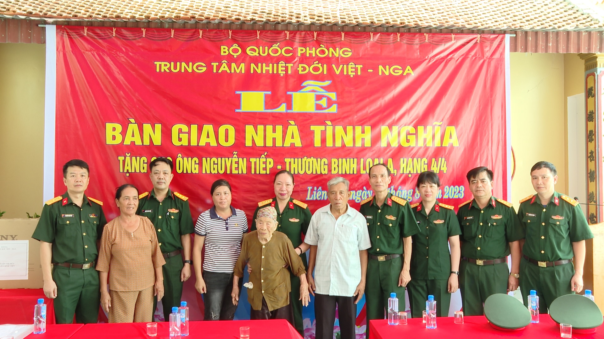 Trung tâm Nhiệt đới Việt - Nga trao tặng Nhà tình nghĩa cho bệnh binh