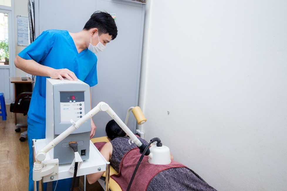 Kết hợp y học cổ truyền và y học hiện đại trong điều trị thoát vị đĩa đệm cột sống tại Trung tâm Nhiệt đới Việt-Nga